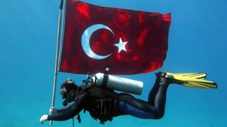 Fethiye’de Cumhuriyet coşkusu: 5 metre derinlikte Türk bayrağı açtılar