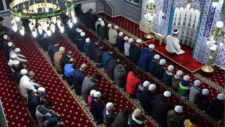 İstanbul'da cuma namazı kaçta okunuyor? İzmir, Ankara cuma saati kaçta? İşte yanıtı