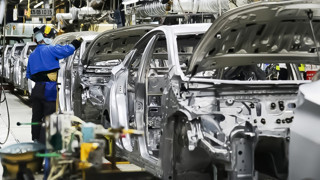 Otomotiv devleri birer birer dökülüyor! O markada üretimi durdurdu