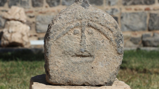 Diyarbakır’da sergilenmeye başlandı! Emojili asker mezar taşı