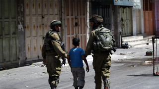 İsrail'in hedefinde çocuklar var! Kasabaya baskın düzenlediler