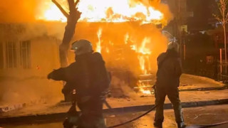 Bağcılar'da gecekondu yangını: Anne ve 4 çocuğu dumandan etkilendi