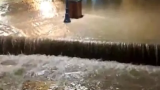 İzmir'de denizle kara birleşti! Tarihi çarşı göle döndü