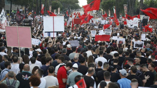 Arnavutluk’taki gösteriler 7’nci gününde sürüyor