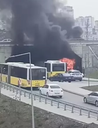 İstanbul'da yine İETT otobüsü yandı! Başakşehir'de korkutan anlar... - Resim : 1