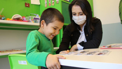 Erken tanı sayesinde otizmi yenen 7 yaşındaki Mert Ege, ailesinin mutluluk kaynağı oldu