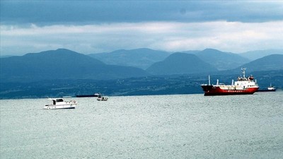 Karadeniz'de fırtına uyarısı: Yük gemileri limana demirledi