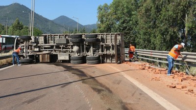 İzmir-Çeşme Otoyolu'nda feci kaza! Yol trafiğe kapandı