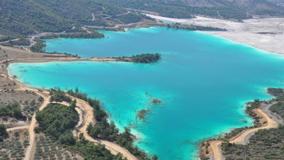 Eşsiz rengiyle ilgi çeken gölet, fotoğrafçıların uğrak mekanı oldu