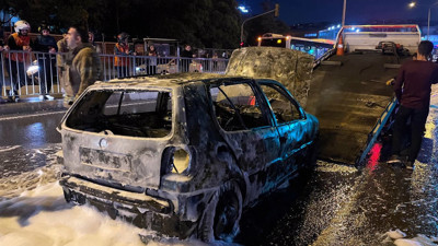 Ataşehir'de bir otomobil seyir halindeyken alev aldı