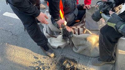 Alman aktivist elini yere yapıştırdı, polis matkapla çıkardı