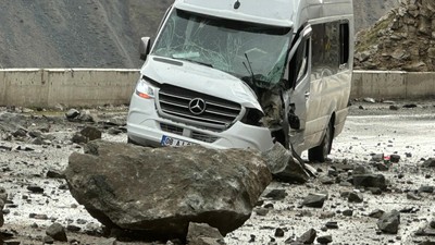 Artvin'de heyelan: Yamaçtan kopan kayalar servis aracına isabet etti