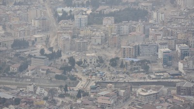 Hatay enkaz tozu altında: Göz gözü görmüyor