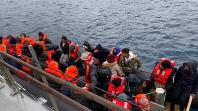 Çanakkale açıklarında lastik bottaki 40 düzensiz göçmen kurtarıldı