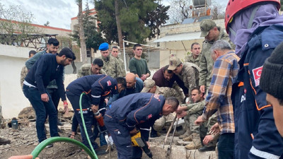 Kilis'te depremde hasar gören tek katlı yapı çöktü: 1 ölü