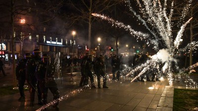 Fransa'da emeklilik yasa tasarısı çalışanları sokağa döktü; Paris sokakları yanıyor