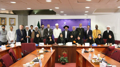 Müslüman, Zerdüşt, Hristiyan, Yahudi bir masada: Tahran’da ‘Vahdet’ mesajları yankılandı