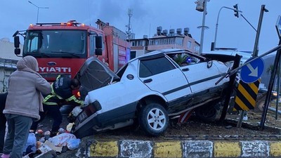 Hatay'da feci kaza! Refüje çıkan otomobildekiler yaralandı
