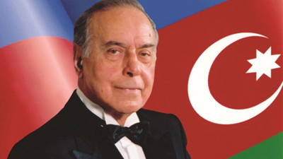 Bugün Haydar Aliyev'in 20. ölüm yıl dönümü: Yaşamından kareler ve satır başları...