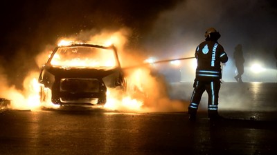 İstanbul'da otomobilde yangın çıktı! Ailesiyle birlikte seyir halindeydi