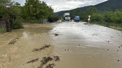 Isparta'da sağanak hayatı olumsuz etkiledi