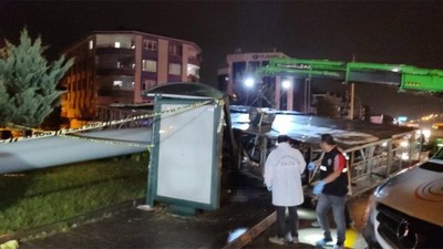 Ankara'da fırtına reklam panosunu devirdi: Bir kişi hayatını kaybetti
