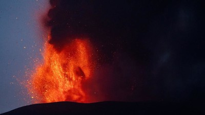 İtalya'da Etna Yanardağı harekete geçti! Lav püskürtüyor