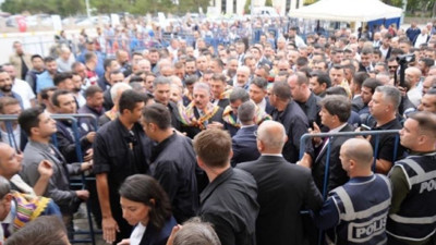 Cevdet Yılmaz'ın korumaları İsmet Büyükataman'ı tören alanına almadı: Arbede çıktı!