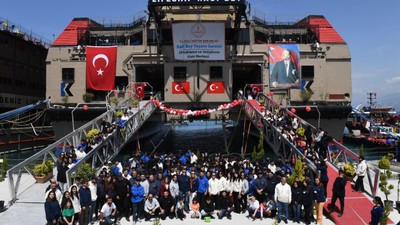 İskenderun'da depremzede öğrencilere okul olan Rauf Bey gemisinde ilk ders zili çaldı!