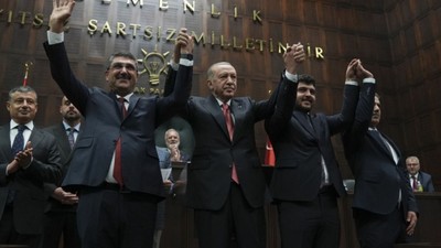 Erdoğan rozetlerini taktı: 13 belediye başkanı AK Parti'ye katıldı! Yeniden Refah ayrıntısı dikkat çekti...