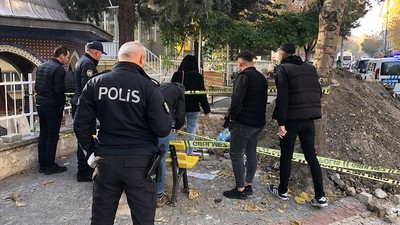 Belediye personeli kılığına girip şehrin göbeğinde define aradılar!