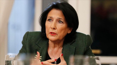 Gürcistan'da yeni parlamento protestolarla toplandı