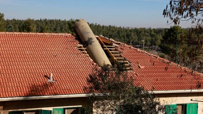 Tel Aviv'e iki balistik füze birden... Yemenli Ensarullah güçleri İsraillileri uyutmuyor