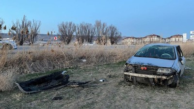 Takla atan otomobil araziye uçtu! Yaralılar var