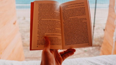 İlk sayfalarda takılı kaldık: Okuyucular bu kitapları bitiremedi! İşte 2024'te Türkiye’de okurların en çok yarım bıraktığı 5 kitap...