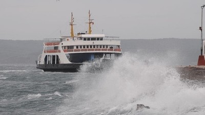 Çanakkale'de deniz ulaşımına fırtına engeli: Bazı seferler iptal