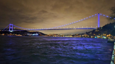 Fatih Sultan Mehmet Köprüsü Dünya Kanser Günü için ışıklandırıldı