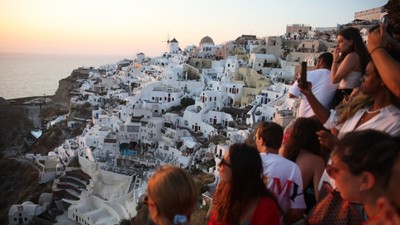 Herkes gitti, onlar kaldı! Santorini'de tatil yapmaya devam ediyorlar...
