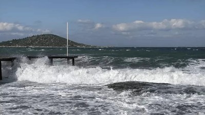 Dalga boyu 3 metreyi aştı, feribot seferleri iptal oldu!