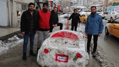 Hakkarili esnaf kar sevinci yaşadı: Kardan araba yaptılar