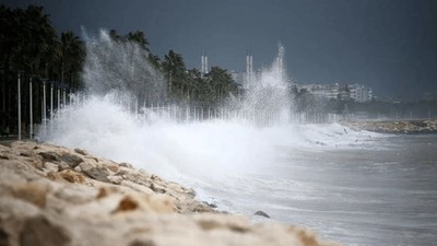 Meteoroloji uyardı: Ege Denizi'ndeki fırtına yarın da etkisini sürdürecek