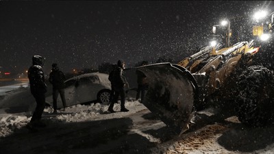 Battalgazi’de karda mahsur kalan araç kurtarıldı