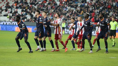 Antalyaspor ile Başakşehir, puanları paylaştı! Karşılaşma 0-0 eşitlikle sona erdi