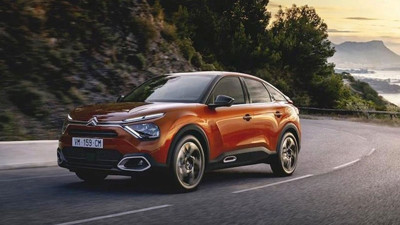 Citroen C4 ve C4 X Türkiye'de tüketicilerle buluştu! Bakın fiyatı kaç para