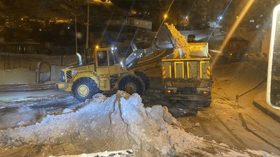 Hakkari'de karla mücadele: Karlar kamyonlara yüklenerek taşındı