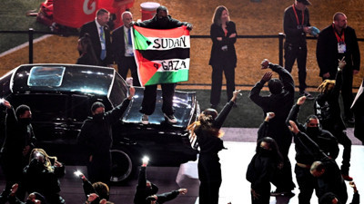 Super Bowl'da Gazze protestosu: Elinde bayrakla sahneye atladı