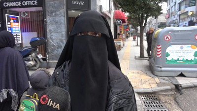 Yalova’da döviz bürosu önünde düşen bin 530 doları çaldı! Polisten kaçamadı