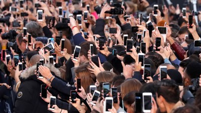 Bill Gates 'gelecekte akıllı telefon olmayacak' dedi: İşte telefonların yerini alacak teknoloji...