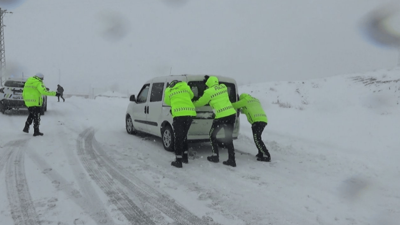 Yolda kalan sürücülerin imdadına polisler yetişti