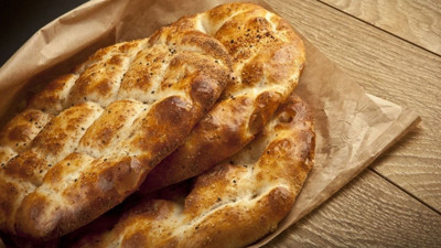 İftar öncesi fırında sıra beklemeyin! İşte evde kolayca yapabileceğiniz Ramazan pidesi tarifi!